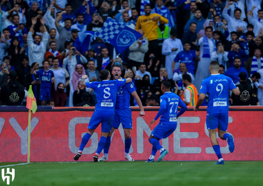 الهلال يكسب 