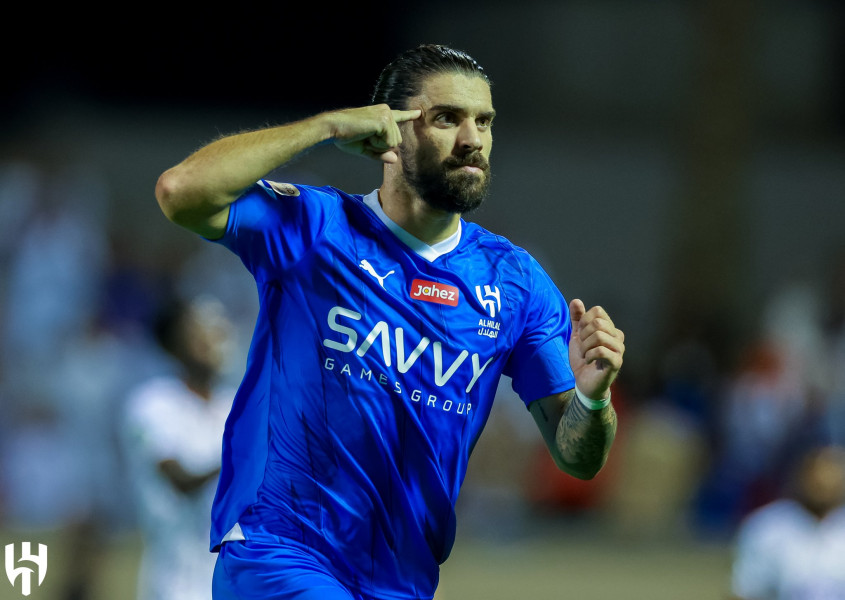 الهلال يكسب 