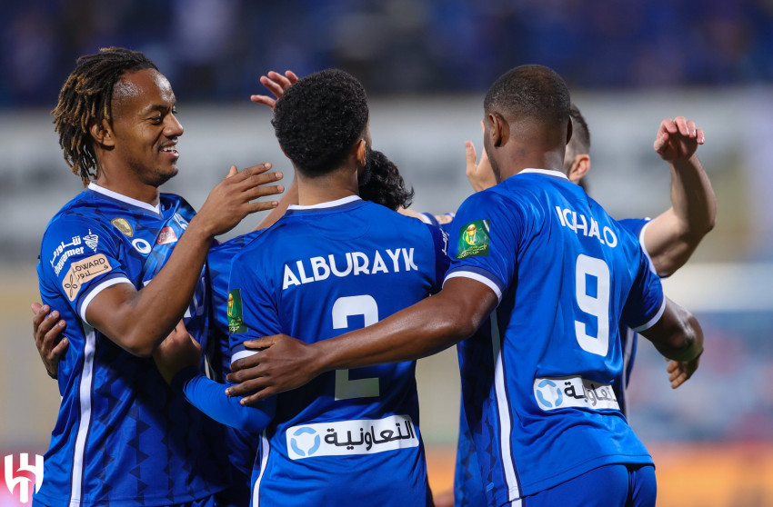 الهلال يكسب 