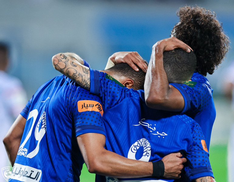 الهلال يكسب 