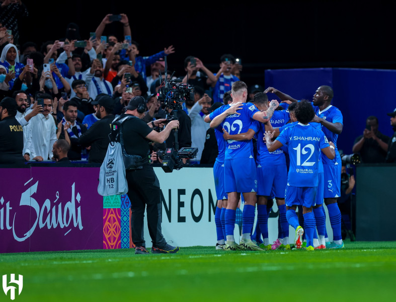 الهلال يكسب 