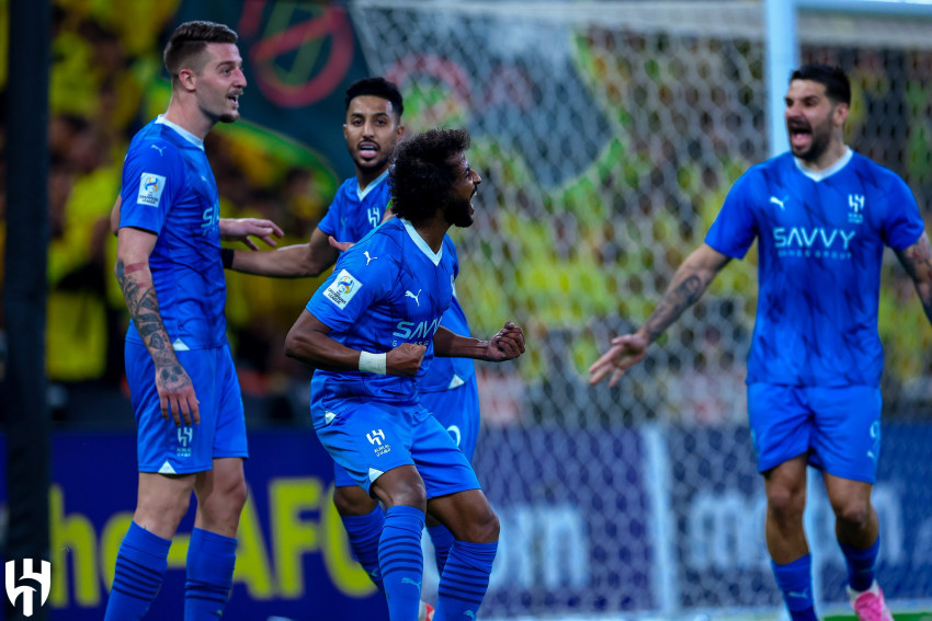 الهلال يكسب 