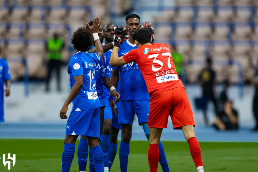 الهلال يكسب 