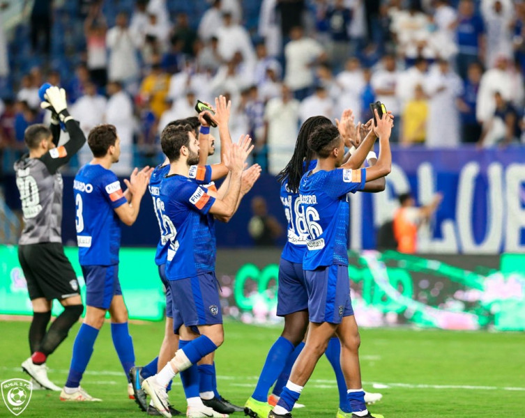 الهلال يكسب ضمك بـ