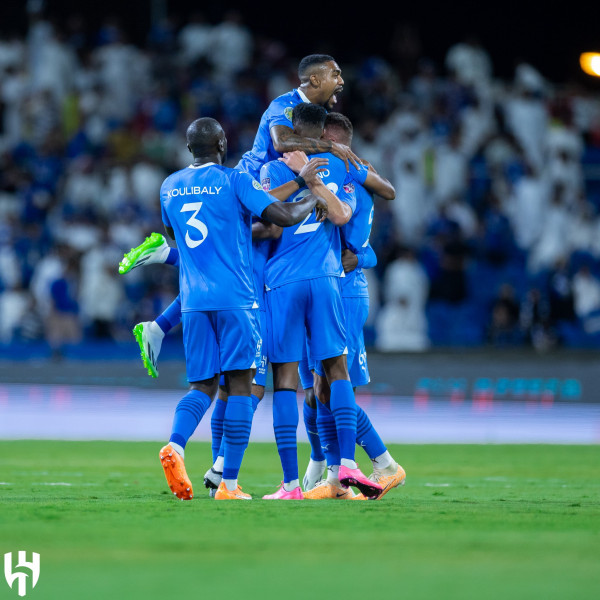 الهلال يكسب 