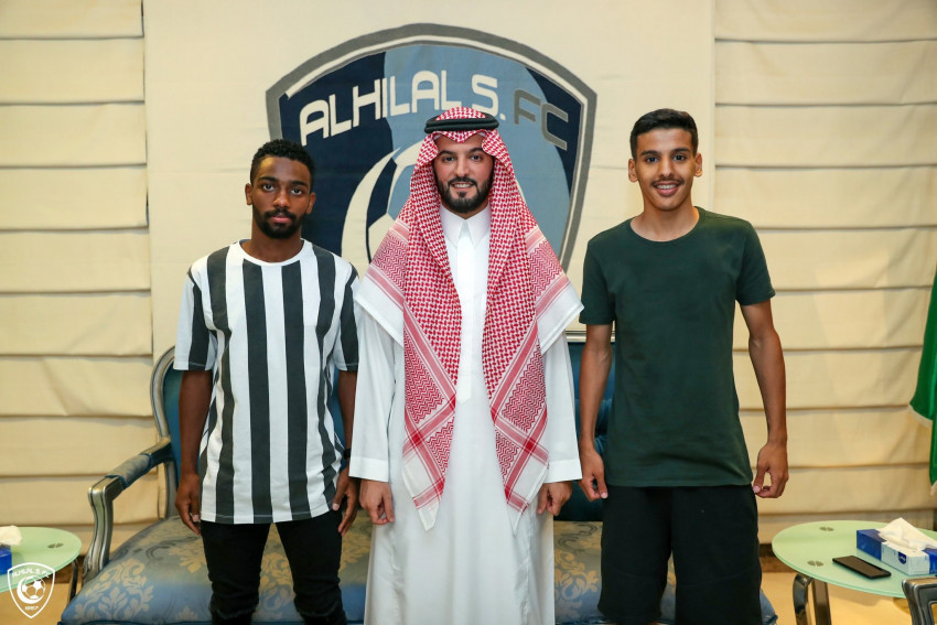 إدارة النادي توقع مع 