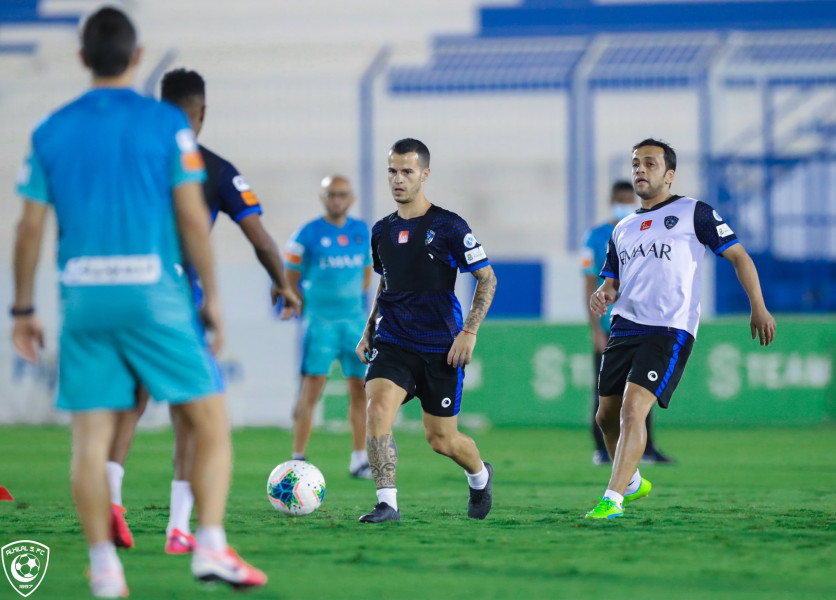 بطل الدوري يستأنف تدريباته