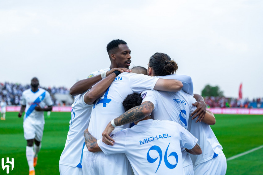الهلال يكسب 