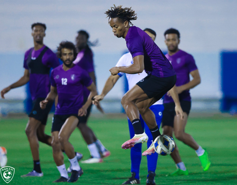 الهلال.. مناورة وجمل فنّية