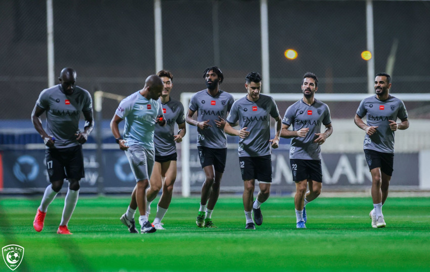 كبير آسيا يستأنف تدريباته