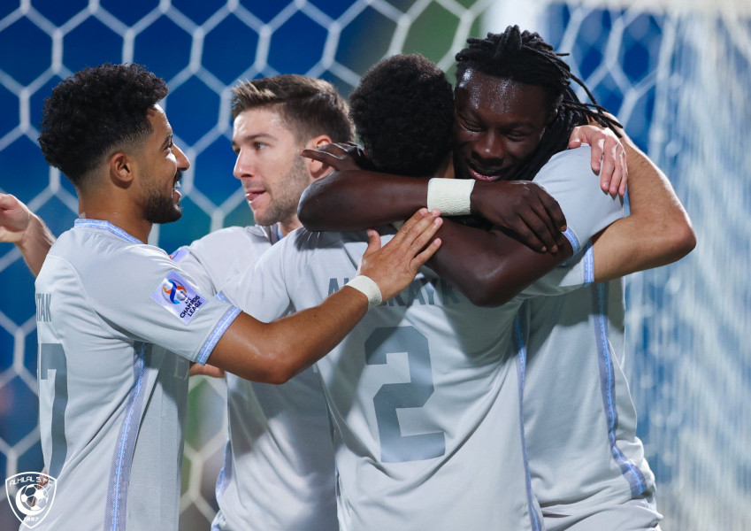 الهلال يكسب 