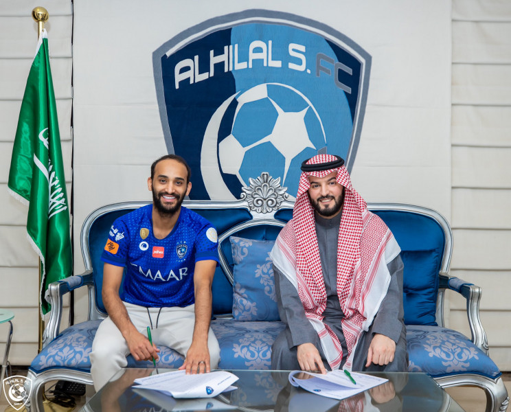 عبدالله عطيف هلاليًا حتى 2023