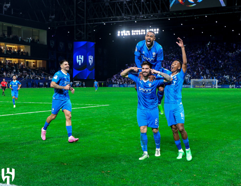 الهلال يكسب 