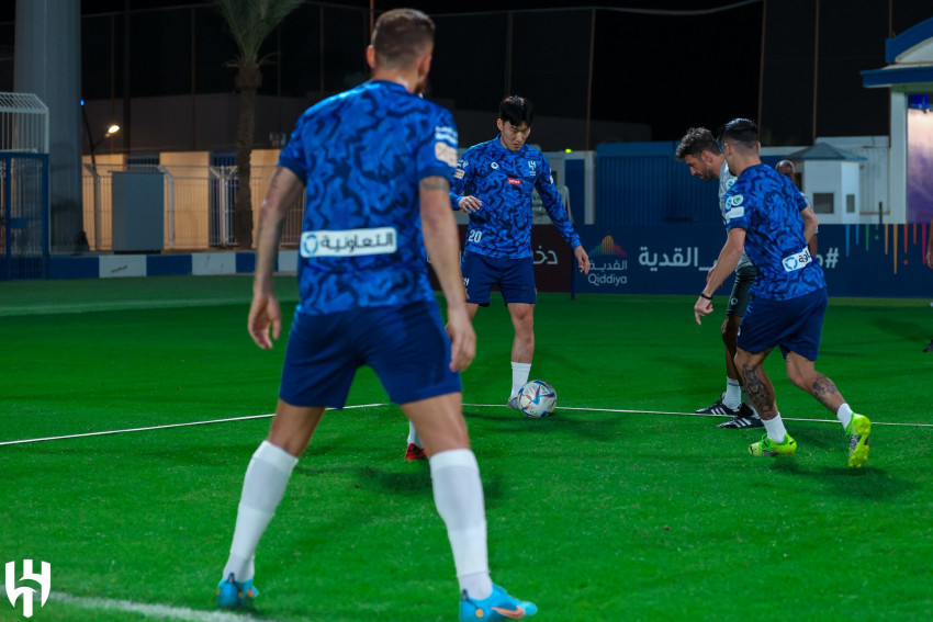 كبير آسيا.. يوم كامل في مقر النادي