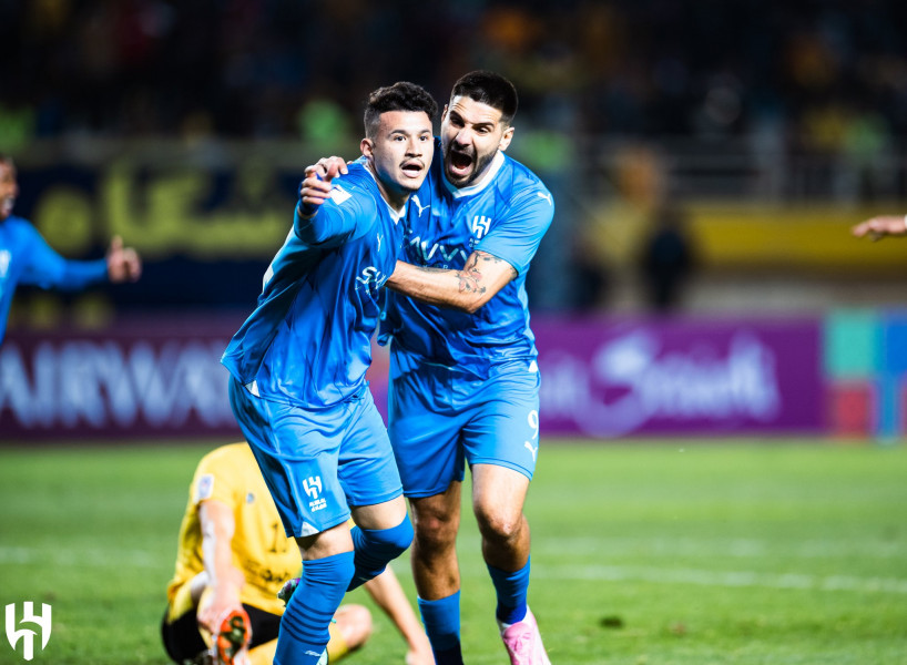 الهلال يكسب 