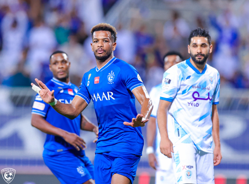 الهلال يتغلب على أبها ويتصدر الترتيب